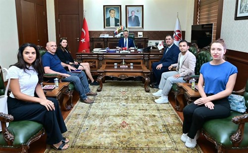 Neşeli Hayatlar Toplumsal Yardımlaşma Derneği Yönetim Kurulu Bşk. ve Yönetim Kurulu Üyeleri Valimiz Sayın Hüseyin Aksoy’u ziyaret etti.
