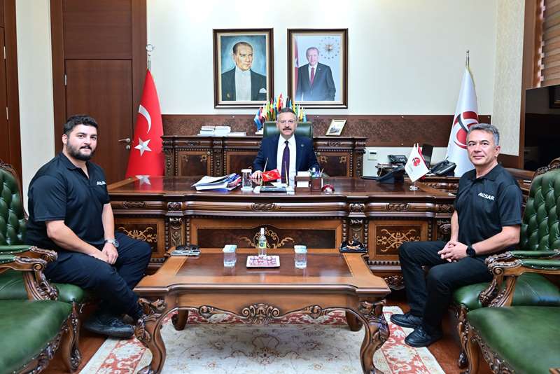 Anadolu Üniversitesi Arama Kurtarma Ekip Lideri Dr. Öğretim Üyesi Ekrem Meriç Valimiz Sayın Hüseyin Aksoy’u ziyaret etti.