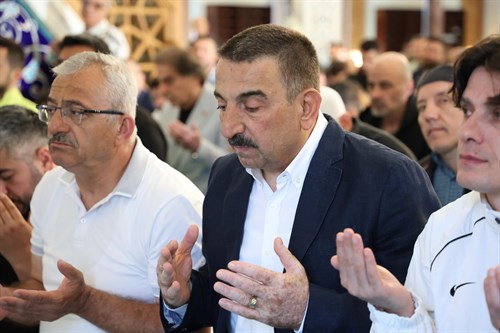 Vali Osman Hacıbektaşoğlu, Kurban Bayramı Namazını Uzun Mehmet Camii’nde Eda Etti