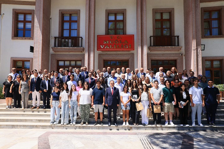 2025 Yükseköğretim Kurumları Sınavında (YKS) İlk 1000’e Giren Öğrencilerimiz Valimiz Sayın Dr. İdris Akbıyık’ı Ziyaret Etti