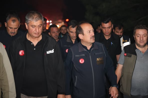 Valimiz Sayın Mustafa Yavuz ve AFAD Başkanı Ali Hamza Pehlivan, Kahyalar Köyü Aladağ Mevkiindeki Orman Yangını Bölgesinde İncelemelerde Bulundu.