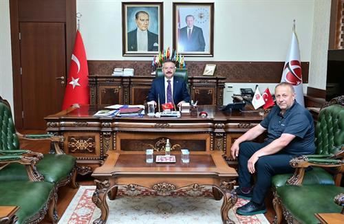 Türk Kızılay Trabzon Sürmene Şube Başkanı Muhammed Aydın, Valimiz Sayın Hüseyin Aksoy'u ziyaret etti.