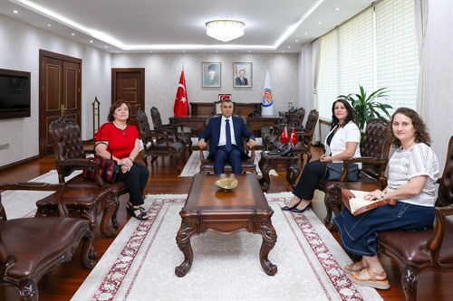 VALİMİZ SAYIN ATİLLA TOROS, MERSİN ÜNİVERSİTESİ HEMŞİRELİK FAKÜLTESİ DEKANI PROF. DR. DUYGU VEFİKULUÇAY YILMAZ VE BERABERİNDEKİ HEYET İLE GÖRÜŞTÜ