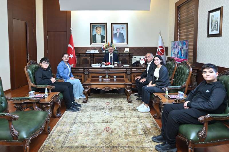 Mersin İl Emniyet Müdürlüğü kadrosunda görevli Polis Memuru Hasan Yenidoğan ve ailesi Valimiz Sayın Hüseyin Aksoy’u ziyaret etti.