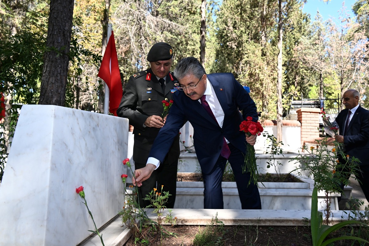Vali Dr. Erdinç Yılmaz ve Protokol Mensupları, 19 Eylül Gaziler Günü Dolayısıyla  Şehitliği Ziyaret Ettiler