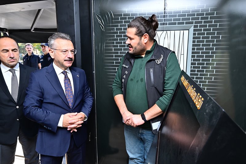 Valimiz Sayın Hüseyin Aksoy Valilik meydanına gelen Narko Tırı ziyaret ederek yapılan çalışmalar ve faaliyetler hakkında bilgi aldı.
