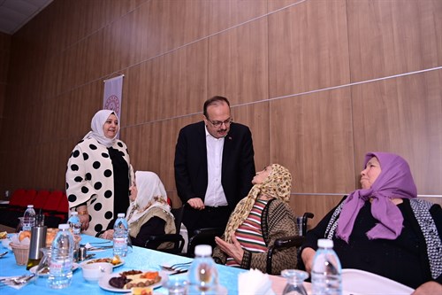 Valimiz Yakup Canbolat, ile eşi Ayşegül Canbolat Hanımefendi, Sultanhisar huzurevi sakinlerimizle iftar sofrasında bir araya geldi