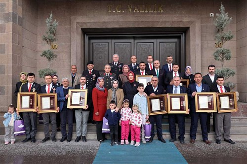 Vali Yiğitbaşı, Şehit ve Gazilerimizin Devlet Övünç Madalyalarını Takdim Etti