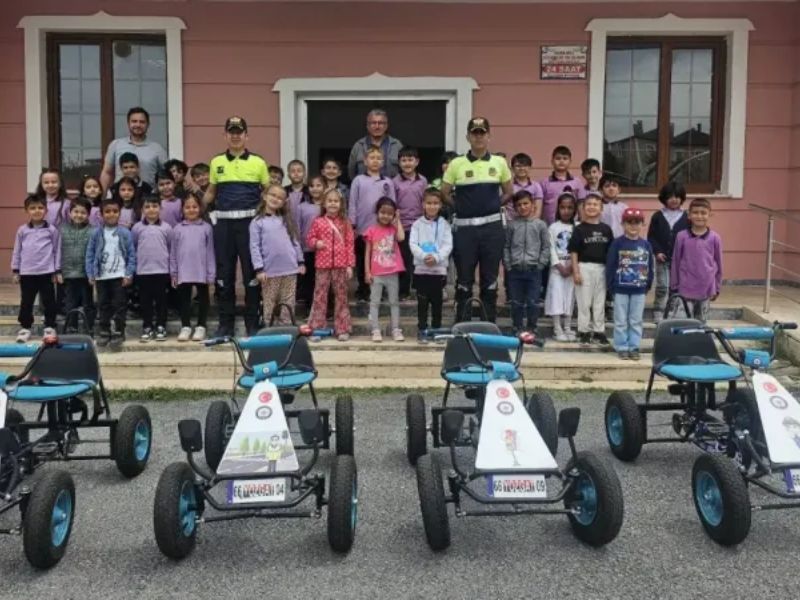 Yozgat Jandarma Komutanlığı, Trafik Güvenliği Konusunda Bilinçli Nesil Yetiştirmek Amacıyla Öğrencilere Uygulamalı Trafik Eğitimi Etkinliği Düzenledi