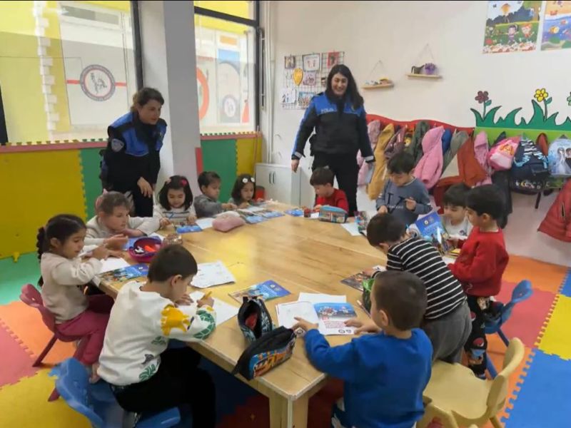 Polis Amcalar Miniklerle Buluştu; Ardahan'da Minik Kalplerle Güvenli Geleceğe Adım Atıldı