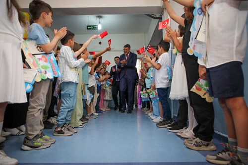 Hakkâri’de Karnelere Sevgi Katıldı: Vali Çelik’ten Kitap ve Mektup Hediyesi