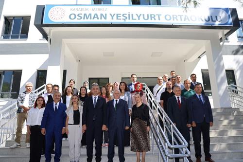 Valimiz Sayın Mustafa Yavuz, Osman Yeşilyurt Ortaokulu’nda Öğretmen ve Öğrencilerle Bir Araya Geldi.