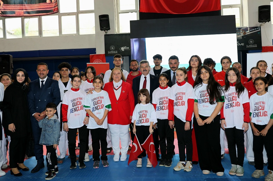 19 Mayıs Atatürk’ü Anma, Gençlik ve Spor Bayramı Artvin’de Coşkuyla Kutlandı