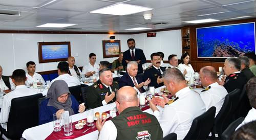 Vali Aziz Yıldırım, 30 Ağustos Zafer Bayramı Etkinlikleri Kapsamında Şehit Aileleri ve Gaziler Onuruna Verilen Yemek Programına Katıldı