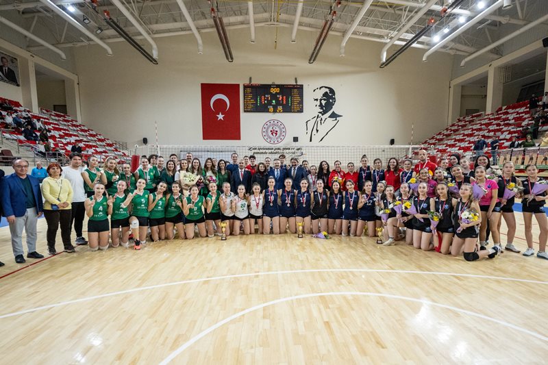 Valimiz Sayın Hüseyin Aksoy ve eşi Hülya Aksoy Hanımefendi, Küçük Kızlar Voleybol İl Birinciliği maçını izledi.