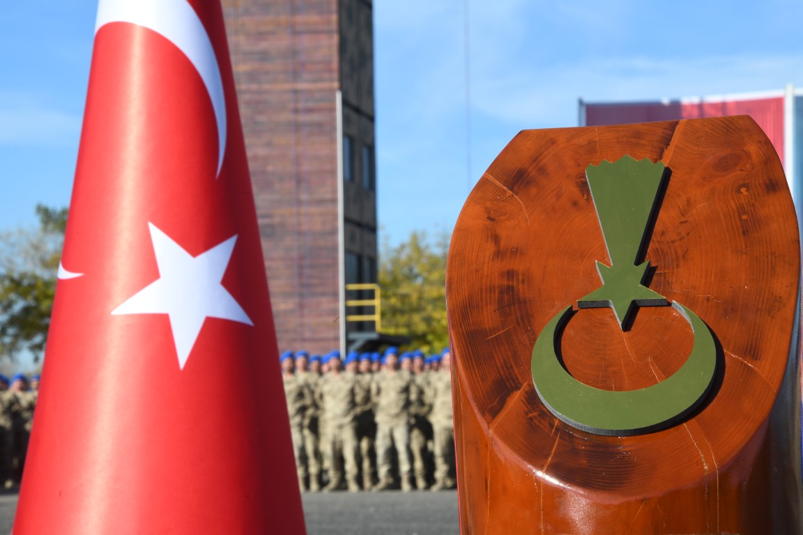 Bu yemin, vatan aşkının sözle değil, yürekle verildiği andır.