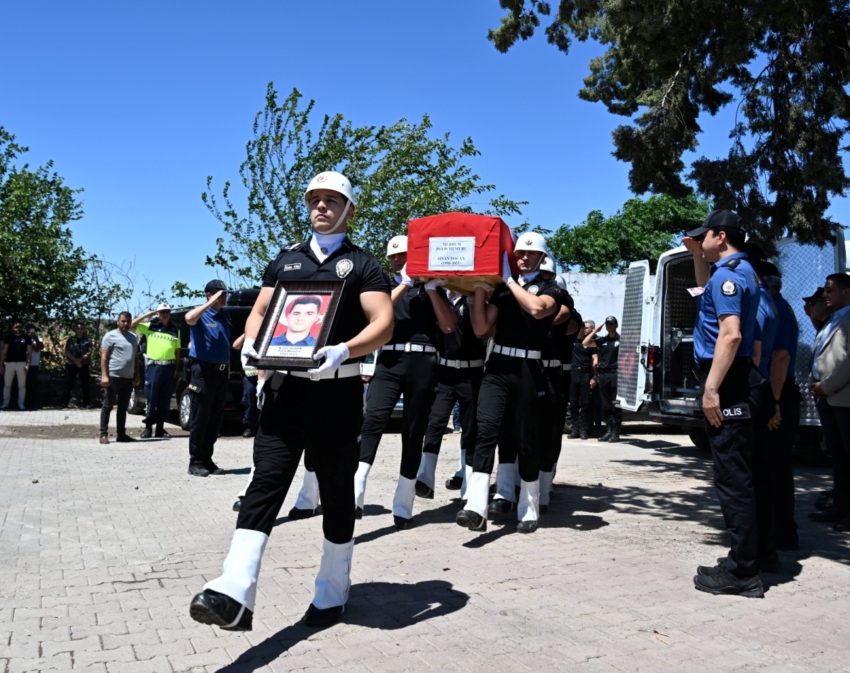 Adana’da Görevi Başında Rahatsızlanarak Hayatını Kaybeden Polis Memuru Sinan Doğan Toprakkale İlçemizde Toprağa Verildi