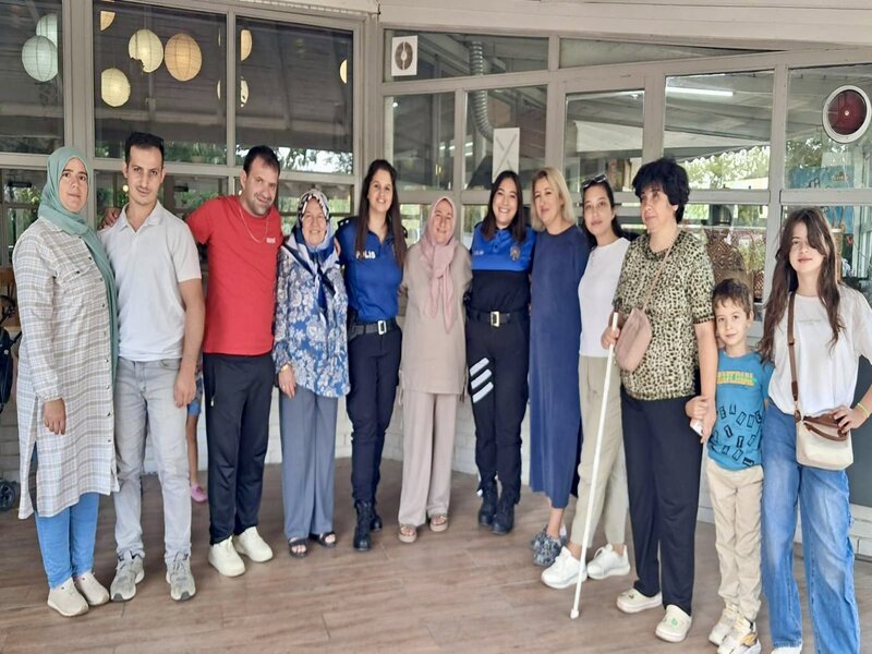 Engelleri Sevgiyle Aşıyoruz: ''Mutluluk ve Dayanışma Buluşması'' Emniyet Ekiplerince Özel Çocuk Rabia’nın Doğum Günü Kutlanarak Mutluluğu Paylaşıldı