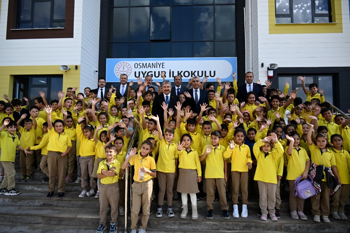 Vali Dr. Erdinç Yılmaz, Uygur İlkokulu’nu Ziyaret Etti