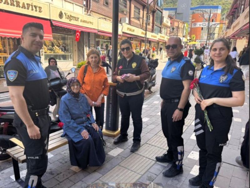 Emniyet Ekiplerinden Anneler Günü'ne Özel KADES Bilgilendirmesi ve Karanfil Dağıtımı