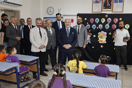 Vali Köşger Öğrencilerin Karne Sevincine Ortak Oldu