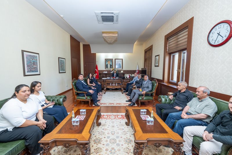 Valimiz Sayın Hüseyin Aksoy, Romanlar Konfederasyonu Başkanı Ahmet Çokyaşar ve dernek yöneticilerini makamında kabul etti.