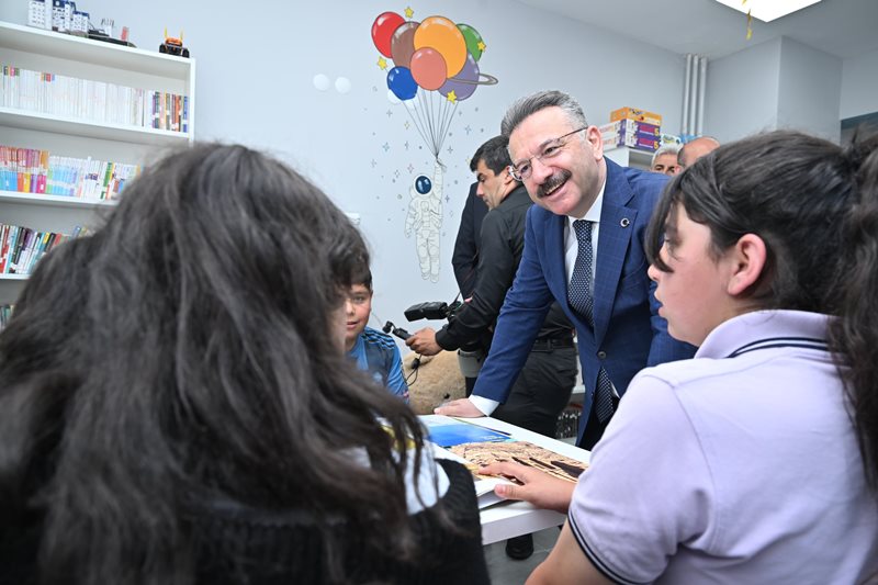 Gündüzler İlkokulu ve Ortaokulu'nun açılışını gerçekleştiren Valimiz Sayın Hüseyin Aksoy, okulu gezerek incelemelerde bulundu.