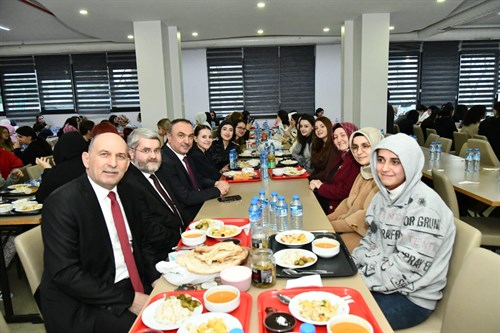 Vali Soytürk ve Nurdan Soytürk Üniversite Öğrencileri İle İftar Yaptı