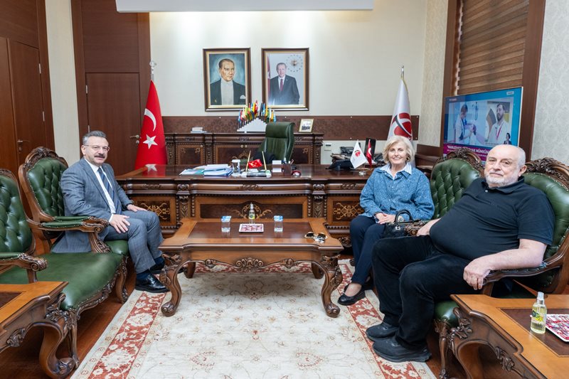 Hafız Mustafa 1864’ün Yönetim Kurulu Onursal Başkanı Avni Ongurlar ve Ablası Gülden Özkasap, Valimiz Sayın Hüseyin Aksoy'u ziyaret etti.