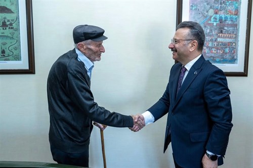 Şehit Asteğmen Ali İhsan Aydın'In Babası Ahmet Aydın ve İnönü İsmetpaşa Mahalle Muhtarı Mustafa Gökdağ, Valimiz Sayın Hüseyin Aksoy'u ziyaret etti.