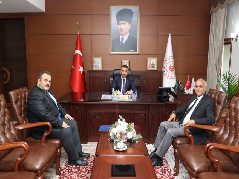 Vali Osman Hacıbektaşoğlu, Vali Yardımcısı Şenol Levent Elmacıoğlu ile Ticaret İl Müdürü İsmail Maden’i Kabul Etti