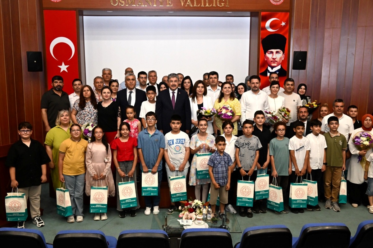 Bursluluk Sınavında Tüm Soruları Doğru Cevaplayarak Türkiye Birincisi Olan 17 Öğrencimize Ödülleri Vali Dr. Erdinç Yılmaz Tarafından Verildi