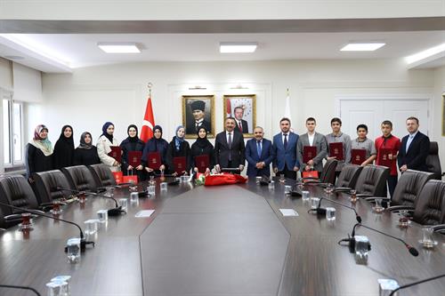 İl Müftüsü İbrahim Halil Demir ve Hafızlık Eğitimini Başarıyla Tamamlayan Öğrenciler, Vali Osman Hacıbektaşoğlu’nu Ziyaret Etti