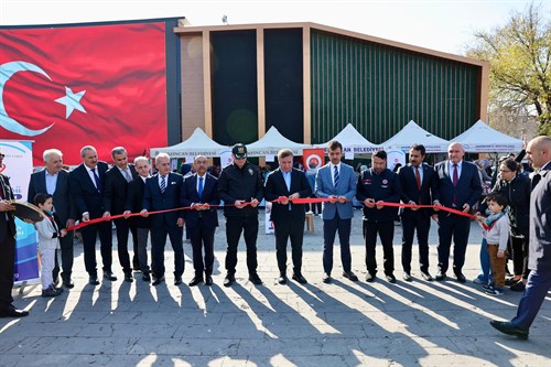 Valimiz Sayın Hamza Aydoğdu, "Gazze Yararına Hayır Çarşısı"nın açılış programına katıldılar.