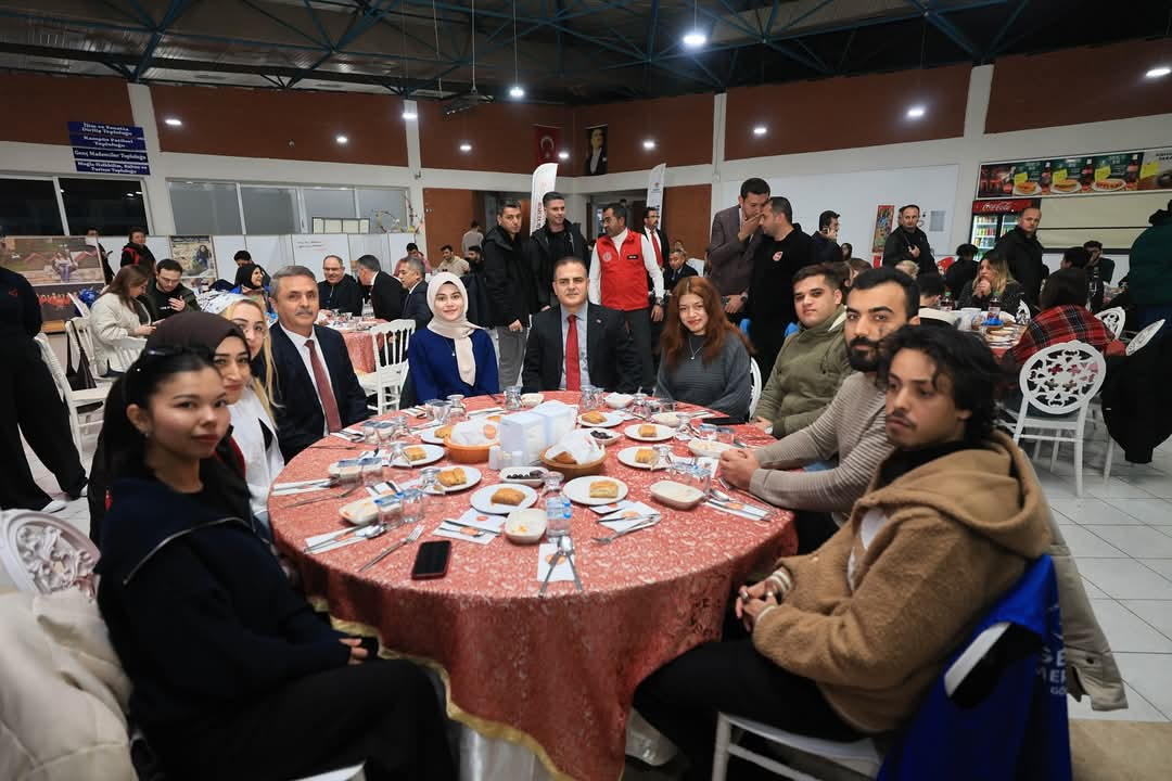 Valimiz Sayın Dr. İdris Akbıyık Ülkemizin Dört Bir Yanından ve Gönül Coğrafyamızdan Muğla'mıza Eğitim İçin Gelen Gençlerle Bir Araya Geldi