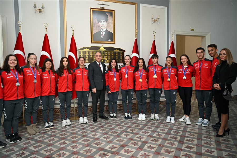 Vali Özkan, Manisa’yı Gururlandıran Şampiyon Sporcuları Misafir Etti