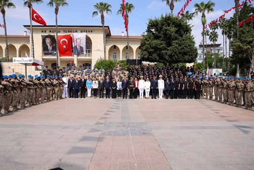VALİMİZ SAYIN ATİLLA TOROS VE EŞİ DUDU İREM TOROS HANIMEFENDİ, CUMHURİYET MEYDANI’NDA DÜZENLENEN 30 AĞUSTOS ZAFER BAYRAMI KUTLAMA TÖRENİNE KATILDI