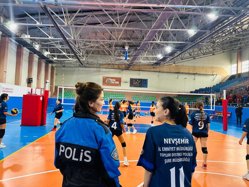 Nevşehir İl Emniyet Müdürlüğü Ekipleri “Gelecek Senin Ellerinde Şekillenecek” Projesi Kapsamında Sporla Güvenli Gelecek Adımı Gerçekleştirildi