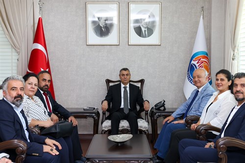 VALİMİZ SAYIN ATİLLA TOROS, ZİYARETİNE GELEN BÜYÜK BİRLİK PARTİSİ GENEL BAŞKAN YARDIMCISI PROF. DR. DURMUŞ BOZTUĞ VE BERABERİNDEKİ HEYET İLE GÖRÜŞTÜ