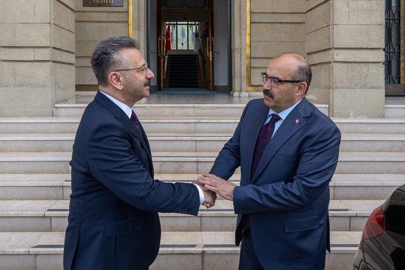 Balıkesir Valisi Sayın İsmail Ustaoğlu, Valimiz Sayın Hüseyin Aksoy'u makamında ziyaret etti.