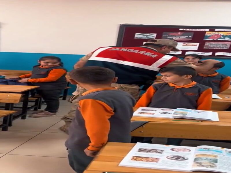 Minik Adımlar Güvende, Jandarma Hep Yanlarında; Van İl Jandarma Komutanlığı Ekipleri Minik Kalplere Dokunmaya Devam Ediyor