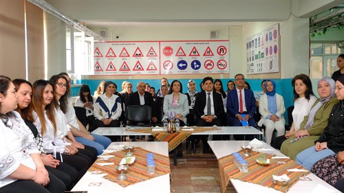 VALİ TÜLAY BAYDAR BİLGİHAN, “BİR FİNCAN KAHVE BİR ADIM GELECEK” PROJESİ KAPSAMINDA VELİLERLE BULUŞTU
