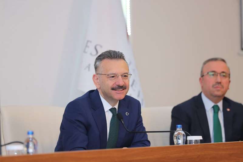 Valimiz Sayın Hüseyin Aksoy, ÖSYM Yükseköğretim Kurumları Sınavında (YKS) Eskişehir'de ilk 500'e giren 24 öğrencimizi aileleri ile birlikte ağırladı
