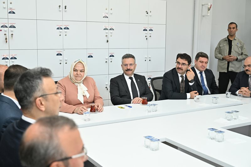 Valimiz Sn. Hüseyin Aksoy, Eskişehir Anadolu İmam Hatip Lisesi'nin açılış programı sonrası okul öğretmenleriyle öğretmenler odasında bir araya geldi.