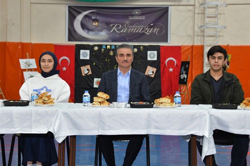 Gümüşhane protokolü iftarını gençlerle yaptı