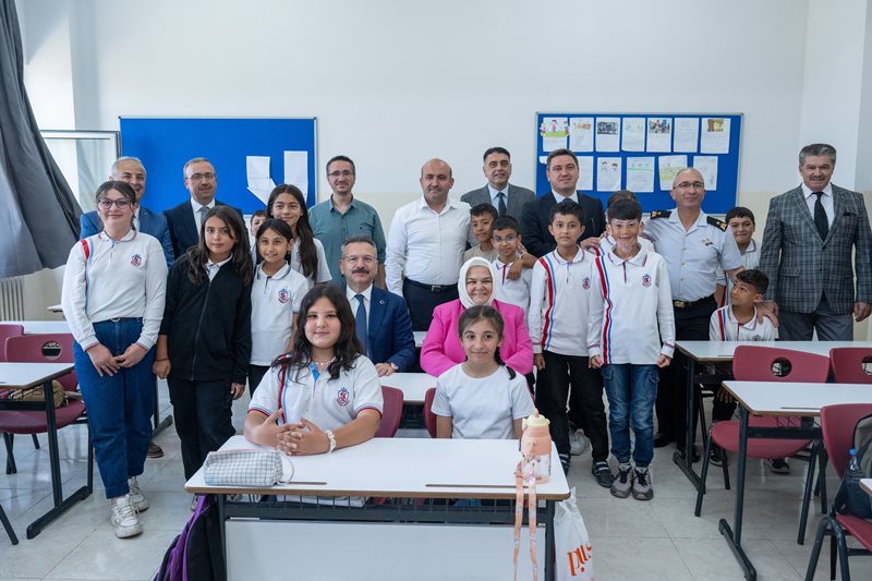 Valimiz Sayın Hüseyin Aksoy, Sabri Kılıçoğlu Ortaokulu'nu gezerek incelemelerde bulundu.