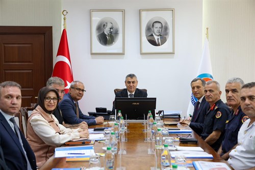 VALİMİZ SAYIN ATİLLA TOROS BAŞKANLIĞINDA, OKUL GÜVENLİĞİ VE ÖĞRENCİ SERVİSLERİ İLE İLGİLİ TOPLANTI GERÇEKLEŞTİRİLDİ