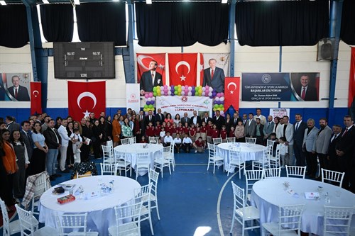 Vali Turan, “Renklerin Serüveni Aile Boyama" etkinliğine katıldı…