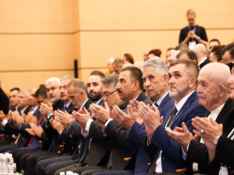 "Bilge Liderin İzinde: Aliya İzzetbegoviç’in Hayatı, Davası ve Mirası"