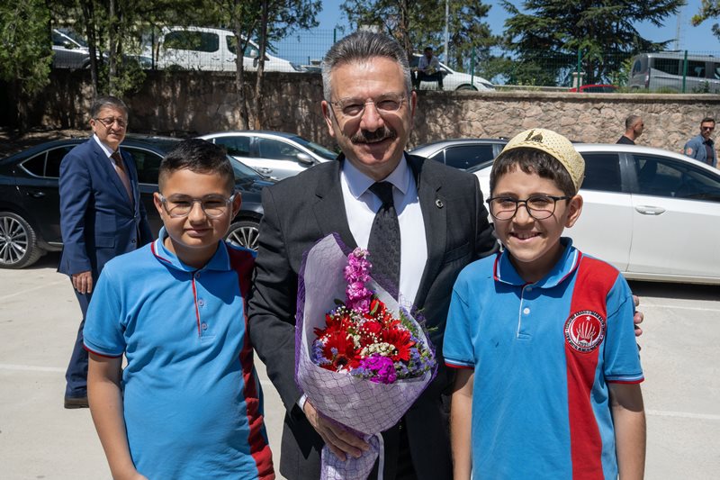 Valimiz Sayın Hüseyin Aksoy,  Eskişehir Anadolu İmam Hatip Lisesi'nin açılış törenine katıldı.